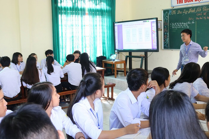 Thầy Hoàng Quốc Quyết trong giờ giảng môn Địa lý theo phương pháp mới. Ảnh: NVCC