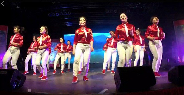 Điệu múa mừng xuân của chị em hội phụ nữ Rostock. Điệu múa mừng xuân của chị em hội phụ nữ Rostock.