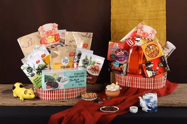 Giỏ quà Tết "Sum vầy" với mức giá 399.000 đồng, bao gồm các sản phẩm VinMart Good.