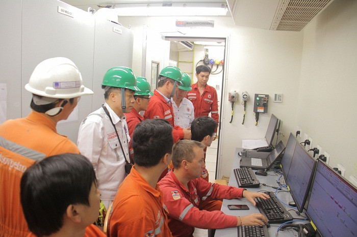 Lãnh đạo PVN tại phòng điều khiển trung tâm giàn CTC1 mở Cá Tầm.