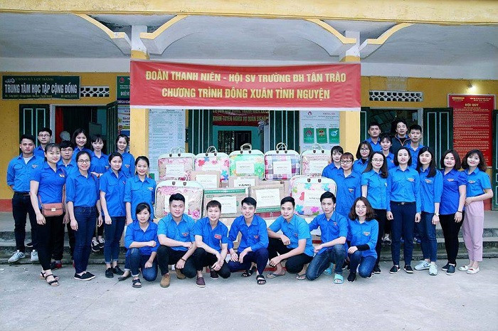Sinh viên Trần Văn Bắc (ngồi giữa hàng đầu) tham gia hoạt động tình nguyện của Đoàn Thanh Niên - Hội sinh viên Trường đại học Tân Trào. Ảnh: NVCC Sinh viên Trần Văn Bắc (ngồi giữa hàng đầu) tham gia hoạt động tình nguyện của Đoàn Thanh Niên - Hội sinh viên Trường đại học Tân Trào. Ảnh: NVCC