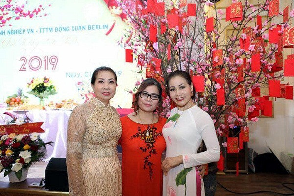 Những tà áo dài bên cây đào ngày tết tại Trung tâm thương mại Đồng Xuân Berlin. Những tà áo dài bên cây đào ngày tết tại Trung tâm thương mại Đồng Xuân Berlin.