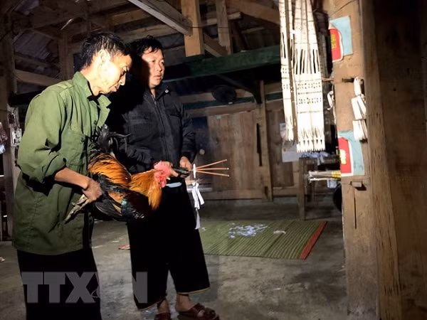 Người Mông ở xã Hồng Ngài, huyện Bắc Yên thực hiện nghi thức cúng tổ tiên. (Ảnh: Hữu Quyết/TTXVN)