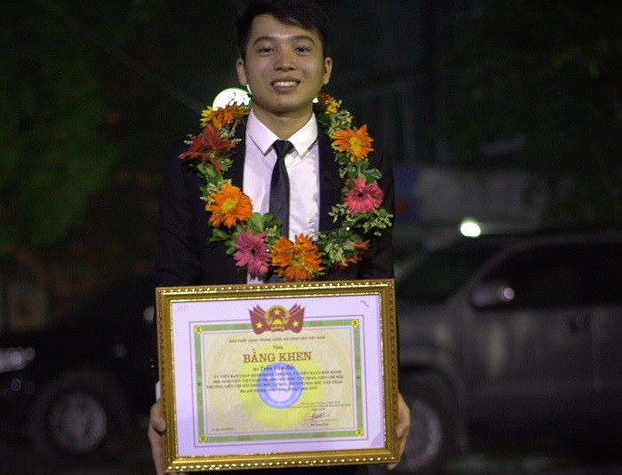Sinh viên Trần Văn Bắc - Trường đại học Tân Trào nhận Giải thưởng “Sao tháng Giêng” năm 2018 của Trung ương Hội Sinh viên Việt Nam. Ảnh: Công Tiến Sinh viên Trần Văn Bắc - Trường đại học Tân Trào nhận Giải thưởng “Sao tháng Giêng” năm 2018 của Trung ương Hội Sinh viên Việt Nam. Ảnh: Công Tiến