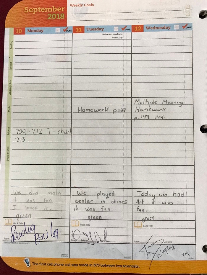 Giáo viên trao đổi, liên lạc hàng ngày với phụ huynh (Ảnh: tác giả cung cấp).