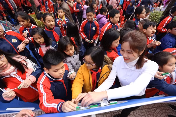 Những vỏ hộp sữa được các em dán thành lời cảm ơn tới các lãnh đạo, cha mẹ và thầy cô.