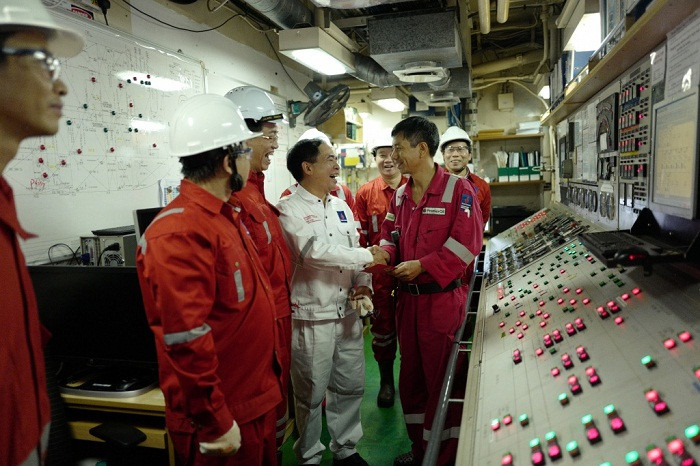 Phó tổng giám đốc Nguyễn Quốc Thập mừng tuổi cho công nhân tại mỏ Chim Sáo.