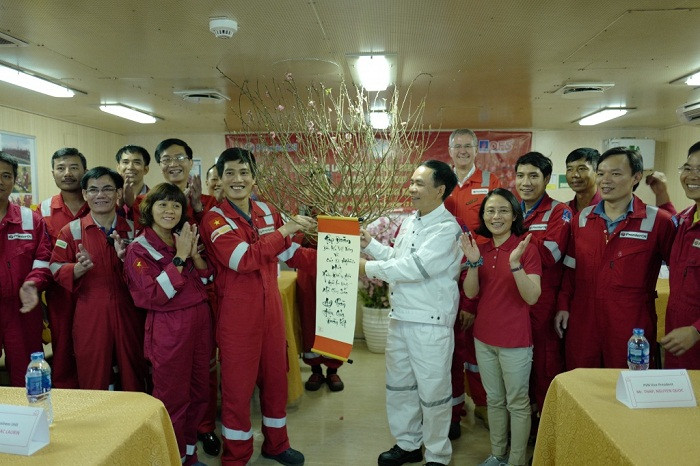 Phó tổng giám đốc Nguyễn Quốc Thập và đoàn công tác tặng hoa cho tập thể người lao động tại mỏ Chim Sáo.