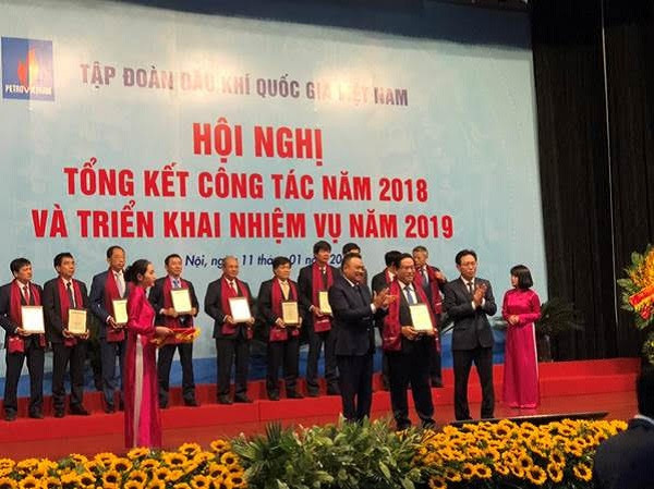 Tổng Giám đốc BIENDONG POC Ngô Hữu Hải đón nhận biểu trưng vinh danh từ lãnh đạo Tập đoàn Dầu khí Việt Nam.