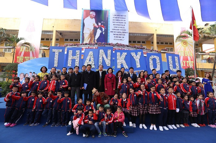 Dòng chữ “Thank you” được làm từ những vỏ hộp sữa, là thông điệp mà các em học sinh muốn dành tặng các vị lãnh đạo, cha mẹ và thầy cô. Dòng chữ “Thank you” được làm từ những vỏ hộp sữa, là thông điệp mà các em học sinh muốn dành tặng các vị lãnh đạo, cha mẹ và thầy cô.