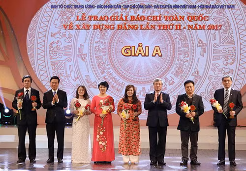 Quang cảnh lễ trao giải A cho các tác giả đoạt giải Búa liềm vàng lần thứ II năm 2017 (Ảnh: TTXVN) Quang cảnh lễ trao giải A cho các tác giả đoạt giải Búa liềm vàng lần thứ II năm 2017 (Ảnh: TTXVN)