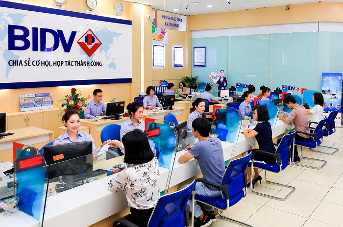 Khách hàng giao dịch tại BIDV. Khách hàng giao dịch tại BIDV.