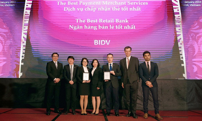 Đại diện BIDV nhận giải "Ngân hàng bán lẻ tốt nhất Việt Nam 2019" và "Ngân hàng có dịch vụ chấp nhận thẻ và quản lý dòng tiền tốt nhất Việt Nam 2019". Đại diện BIDV nhận giải "Ngân hàng bán lẻ tốt nhất Việt Nam 2019" và "Ngân hàng có dịch vụ chấp nhận thẻ và quản lý dòng tiền tốt nhất Việt Nam 2019".