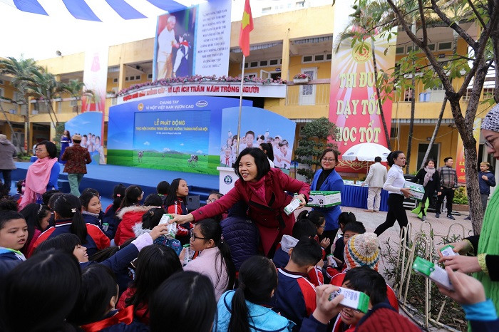 Bà Bùi Thị Hương – Giám đốc Điều hành Vinamilk trao sữa cho các em học sinh. Bà Bùi Thị Hương – Giám đốc Điều hành Vinamilk trao sữa cho các em học sinh.