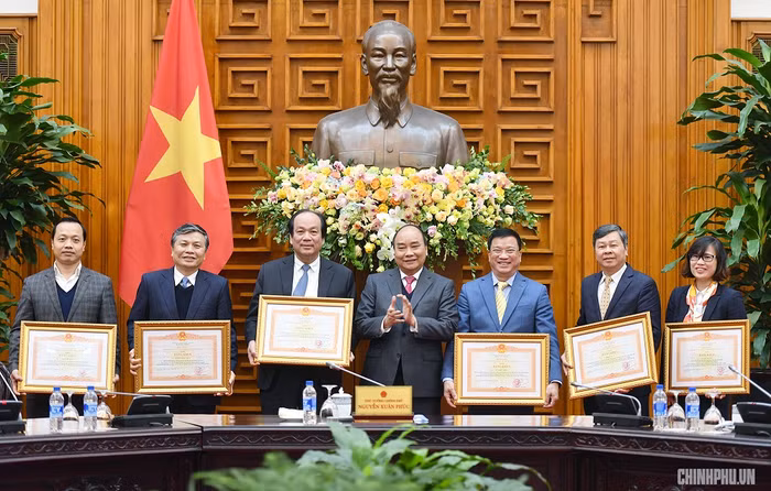 Thủ tướng tặng bằng khen cho các thành viên của Tổ công tác (Ảnh: VGP). Thủ tướng tặng bằng khen cho các thành viên của Tổ công tác (Ảnh: VGP).