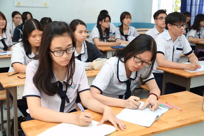 Sách giáo khoa luôn là “kim chỉ nam” cho học sinh. Sách giáo khoa luôn là “kim chỉ nam” cho học sinh.