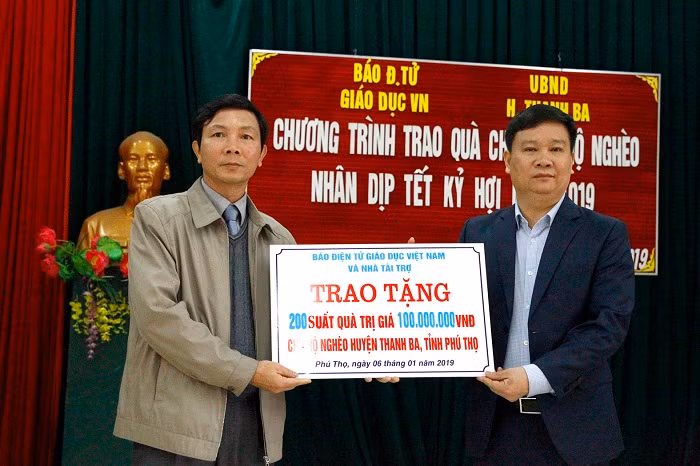 Ông Nguyễn Tiến Bình (bên phải), Tổng biên tập Báo điện tử Giáo dục Việt Nam và ông Nguyễn Kim Hải, Phó Chủ tịch huyện Thanh Ba trong buổi lễ trao quà từ thiện tại huyện Thanh Ba. Ông Nguyễn Tiến Bình (bên phải), Tổng biên tập Báo điện tử Giáo dục Việt Nam và ông Nguyễn Kim Hải, Phó Chủ tịch huyện Thanh Ba trong buổi lễ trao quà từ thiện tại huyện Thanh Ba.