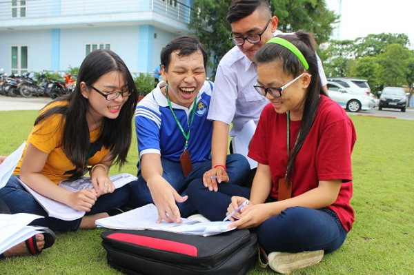 Phan Tích Thiện (thứ hai từ trái sang) cười tươi khi trao đội nội dung bài học cùng bạn ở Đại học Văn hiến - Ảnh: P.N Phan Tích Thiện (thứ hai từ trái sang) cười tươi khi trao đội nội dung bài học cùng bạn ở Đại học Văn hiến - Ảnh: P.N