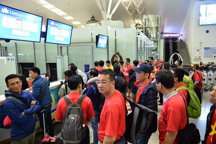 Mọi người chuẩn bị lên chuyến bay để cổ vũ cho đội tuyển.