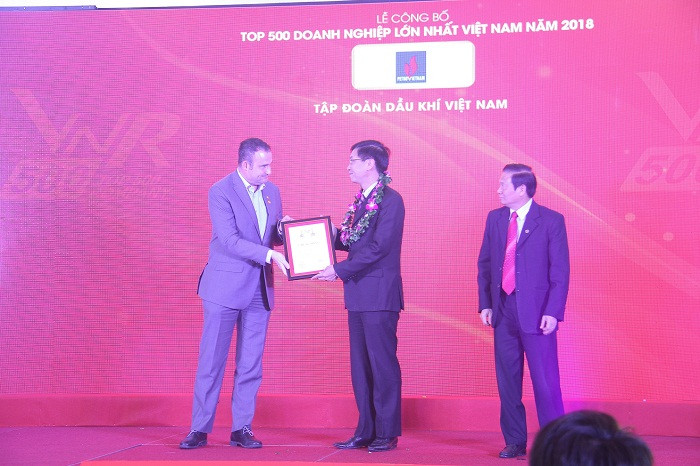 Ông Trần Quang Dũng- Trưởng ban Truyền thông và Văn hoá doanh nghiệp, đại diện Tập đoàn Dầu khí Việt Nam đón nhận Giấy chứng nhận Top 50 Doanh nghiệp lớn nhất Việt Nam. Ông Trần Quang Dũng- Trưởng ban Truyền thông và Văn hoá doanh nghiệp, đại diện Tập đoàn Dầu khí Việt Nam đón nhận Giấy chứng nhận Top 50 Doanh nghiệp lớn nhất Việt Nam.