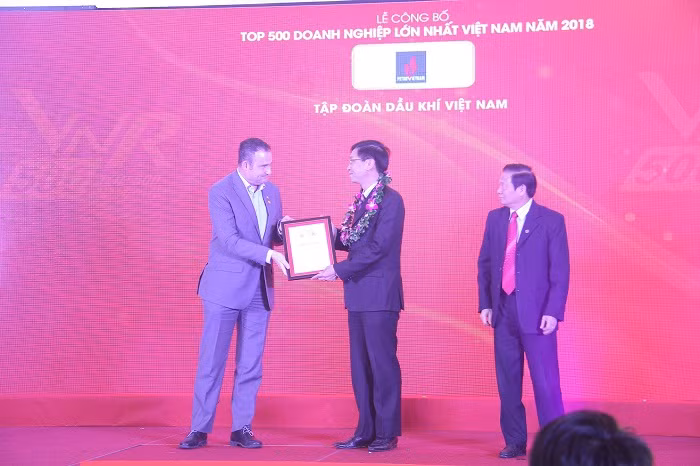 Ông Trần Quang Dũng- Trưởng ban Truyền thông và Văn hoá doanh nghiệp, đại diện Tập đoàn Dầu khí Việt Nam đón nhận Giấy chứng nhận Top 50 Doanh nghiệp lớn nhất Việt Nam.