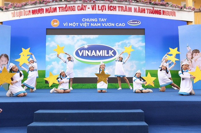 Tiết mục văn nghệ của các em trường Tiểu học Kim Đồng. Tiết mục văn nghệ của các em trường Tiểu học Kim Đồng.