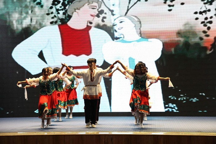 Tiết mục văn nghệ của các bạn sinh viên Khoa tiếng Nga - Đại học Hà Nội. Ảnh: T.T Tiết mục văn nghệ của các bạn sinh viên Khoa tiếng Nga - Đại học Hà Nội. Ảnh: T.T