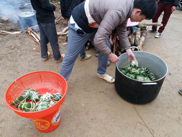 Công đoạn gói những chiếc bánh Chưng đã hoàn thành. Công đoạn gói những chiếc bánh Chưng đã hoàn thành.