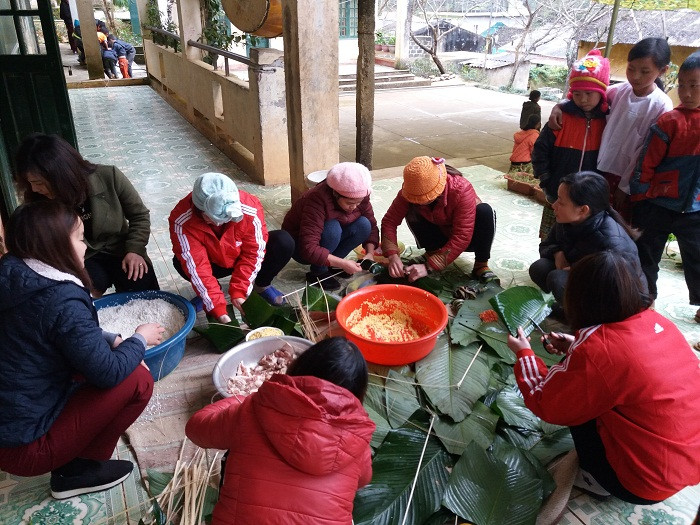 Các thầy cô giáo tận tình hướng dẫn học sinh gói bánh Chưng. Các thầy cô giáo tận tình hướng dẫn học sinh gói bánh Chưng.
