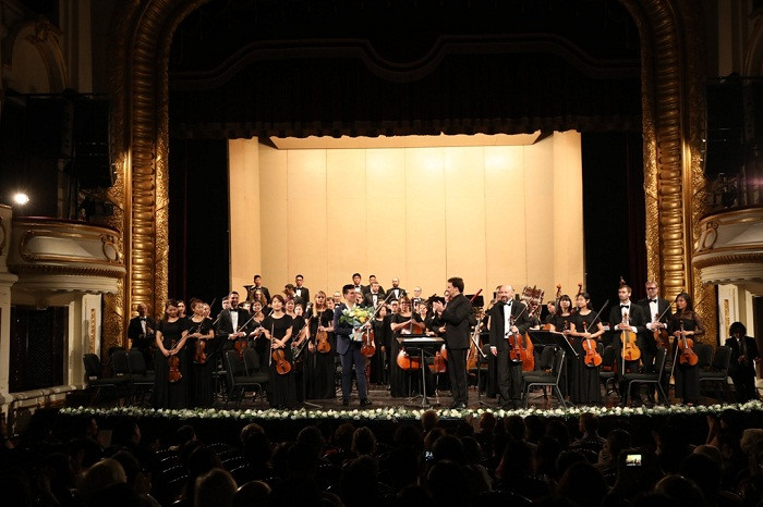 Nghệ sĩ độc tấu violin người Nga Sergei Dogadin có màn trình diễn xuất thần trên sân khấu nhà hát Lớn Hà Nội cùng Dàn nhạc giao hưởng Mặt Trời. Nghệ sĩ độc tấu violin người Nga Sergei Dogadin có màn trình diễn xuất thần trên sân khấu nhà hát Lớn Hà Nội cùng Dàn nhạc giao hưởng Mặt Trời.