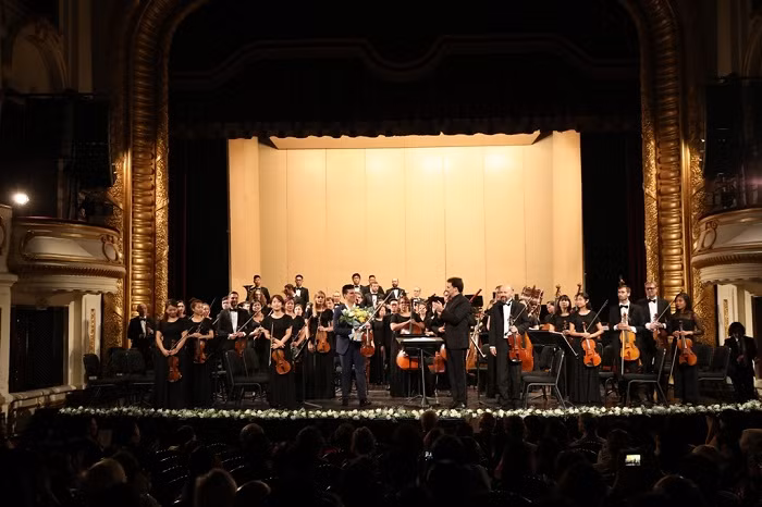 Nghệ sĩ độc tấu violin người Nga Sergei Dogadin có màn trình diễn xuất thần trên sân khấu nhà hát Lớn Hà Nội cùng Dàn nhạc giao hưởng Mặt Trời.