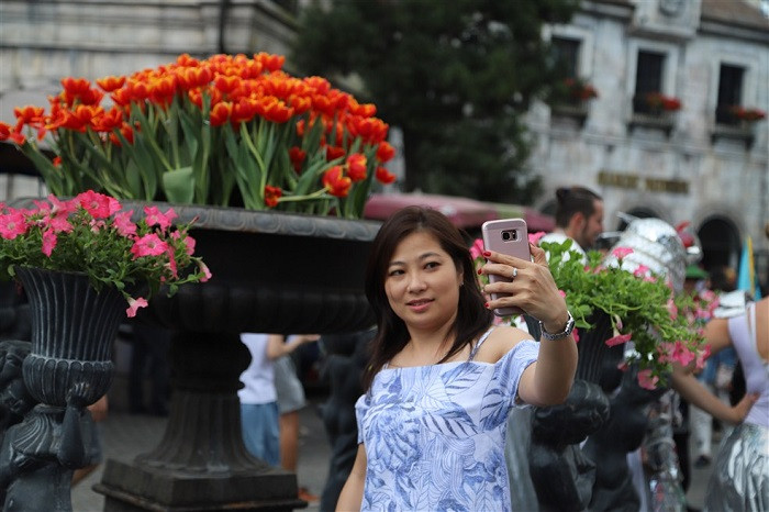 Du khách đầy thích thú trước lễ hội hoa Tulip Sun World Ba Na Hills.