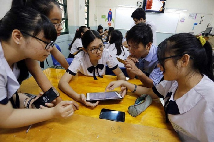 Ôn tập mọi lúc mọi nơi với thiết bị thông minh. Ôn tập mọi lúc mọi nơi với thiết bị thông minh.