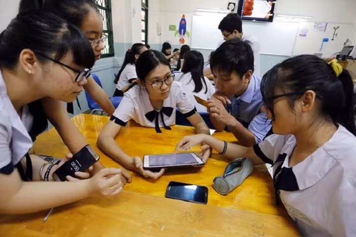 Ôn tập mọi lúc mọi nơi với thiết bị thông minh. Ôn tập mọi lúc mọi nơi với thiết bị thông minh.