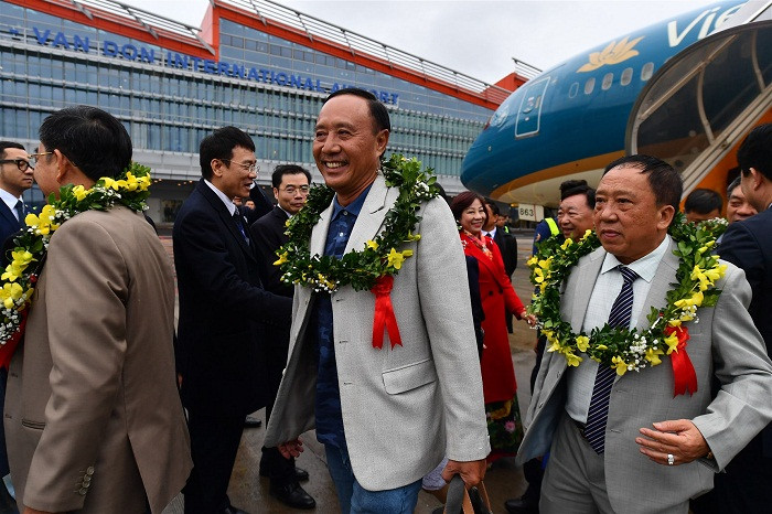 Hành khách trong chuyến bay thương mại đầu tiên hạ cánh xuống Cảng hàng không quốc tế Vân Đồn.