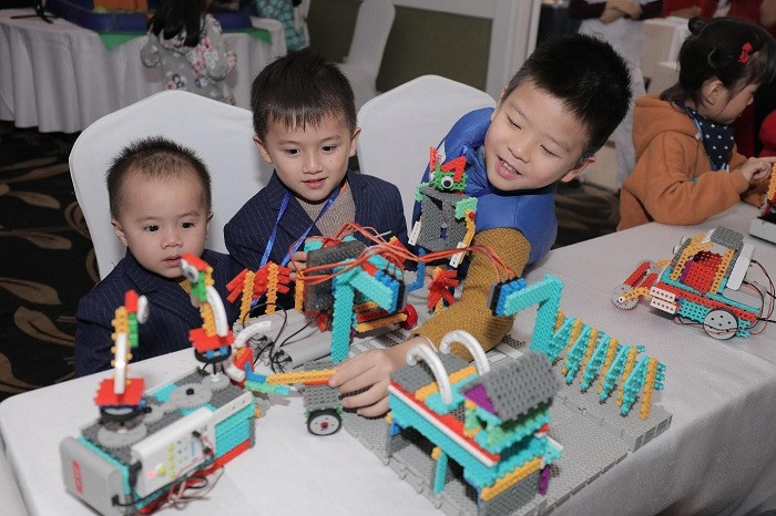 Các bạn nhỏ được tham gia các hoạt động STEM ngay tại hội thảo. Các bạn nhỏ được tham gia các hoạt động STEM ngay tại hội thảo.