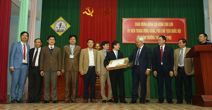 Đồng chí Uông Chu Lưu - Uỷ viên Ban chấp hành Trung ương Đảng - Phó Chủ tịch Quốc hội đến thăm, tặng quà và chúc tết thầy, cô giáo và học sinh Trường phổ thông trung học Trần Phú.