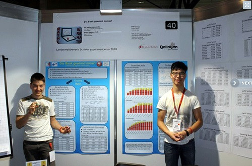 Simon Nguyễn (đeo kính) đạt giải 3 về toán tin học tại tiểu bang Baden Würtemberg. Simon Nguyễn (đeo kính) đạt giải 3 về toán tin học tại tiểu bang Baden Würtemberg.