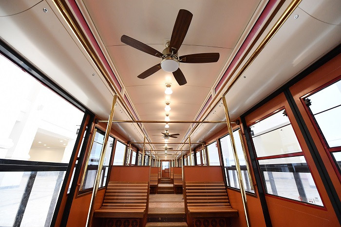 Nội thất bên trong tàu hỏa leo núi Mường Hoa. Nội thất bên trong tàu hỏa leo núi Mường Hoa.