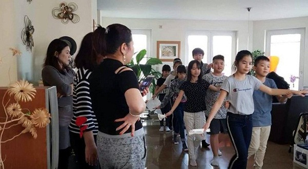 Các mẹ của hội Phụ nữ Rostock hướng dẫn các con cháu tập múa để trình diễn tại buổi liên hoan văn nghệ đón xuân Kỷ Hợi. Các mẹ của hội Phụ nữ Rostock hướng dẫn các con cháu tập múa để trình diễn tại buổi liên hoan văn nghệ đón xuân Kỷ Hợi.