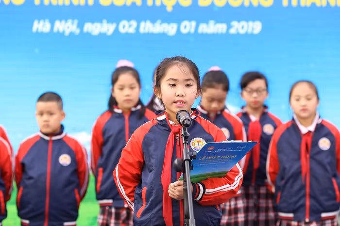 Em Đỗ Vũ Đan Linh - học sinh lớp 5A6, trường Tiểu học Kim Đồng đại diện các em học sinh phát biểu tại sự kiện.