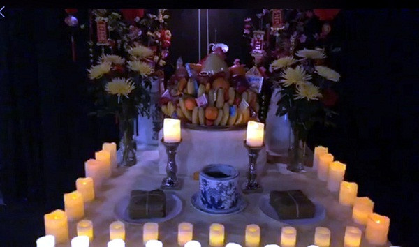 Bàn thờ ngày tết phía phải sân khấu của buổi lễ đón tết Kỷ Hợi tại Rostock. Bàn thờ ngày tết phía phải sân khấu của buổi lễ đón tết Kỷ Hợi tại Rostock.