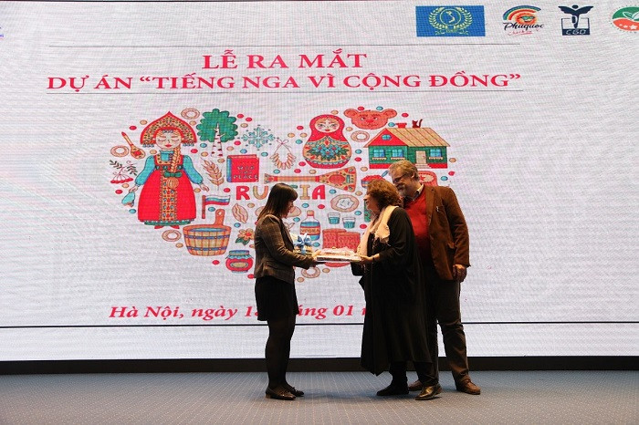 Đại diện khoa Tiếng Nga và đại diện Trung tâm Khoa học và Văn hóa Nga tại Hà Nội trong buổi lễ ra mắt ra mắt dự án “Tiếng Nga vì cộng đồng”. Ảnh: T.T Đại diện khoa Tiếng Nga và đại diện Trung tâm Khoa học và Văn hóa Nga tại Hà Nội trong buổi lễ ra mắt ra mắt dự án “Tiếng Nga vì cộng đồng”. Ảnh: T.T