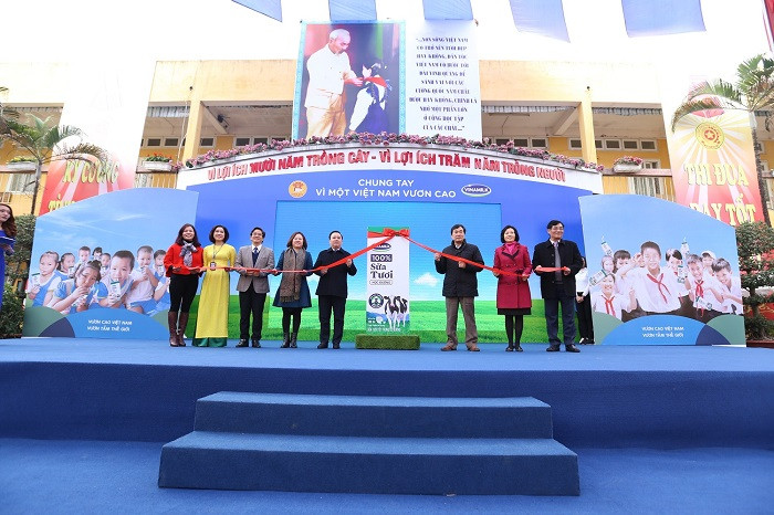 Nghi thức ra mắt sản phẩm sữa học đường. Nghi thức ra mắt sản phẩm sữa học đường.