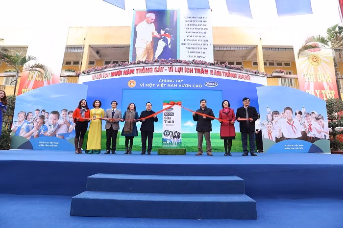 Nghi thức ra mắt sản phẩm sữa học đường.