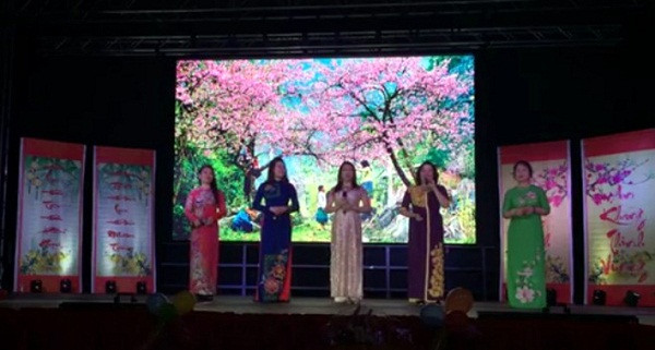 Bài hát Việt Nam của các bà mẹ ở Rostock đã làm rung động tâm hồn khán giả và đặc biệt là khán giả nhí, các con cháu của họ. Bài hát Việt Nam của các bà mẹ ở Rostock đã làm rung động tâm hồn khán giả và đặc biệt là khán giả nhí, các con cháu của họ.