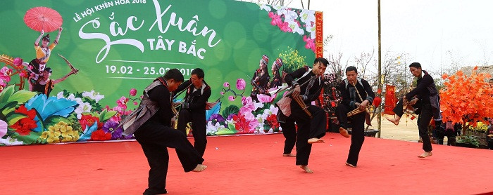 Cuộc thi múa khèn hoa. Cuộc thi múa khèn hoa.