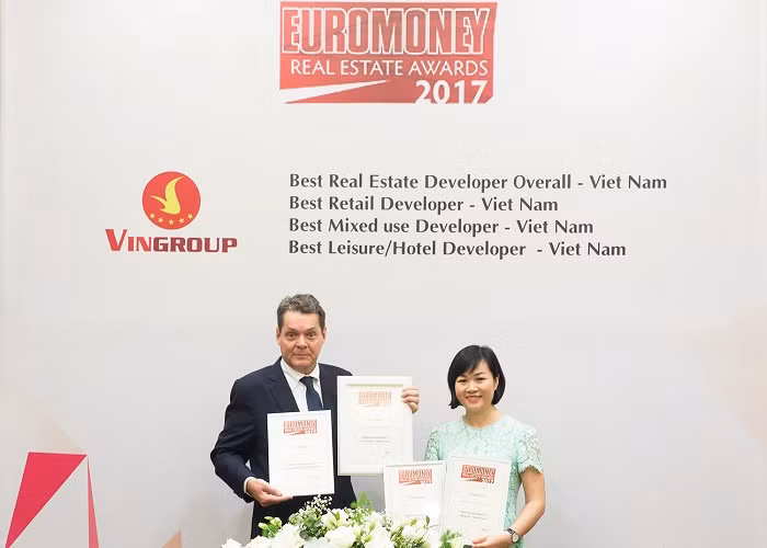 Tập đoàn Vingroup được tạp chí Tài chính toàn cầu Euromoney trao danh hiệu “Nhà phát triển bất động sản tốt nhất Việt Nam”. Tập đoàn Vingroup được tạp chí Tài chính toàn cầu Euromoney trao danh hiệu “Nhà phát triển bất động sản tốt nhất Việt Nam”.
