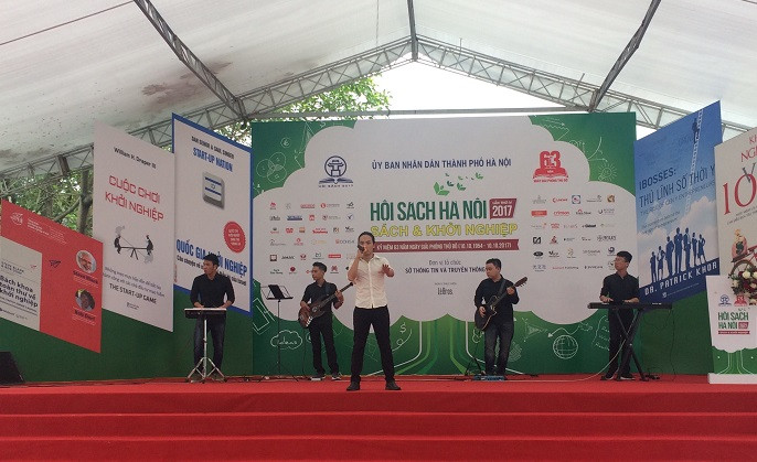 Mở đầu lễ khai mạc Hội Sách Hà Nội lần thứ IV là những tiết mục văn nghệ sôi động, tạo không khí vui tươi, phần khởi cho đông đảo mọi người tới tham gia. (Ảnh: Ngọc Bích).