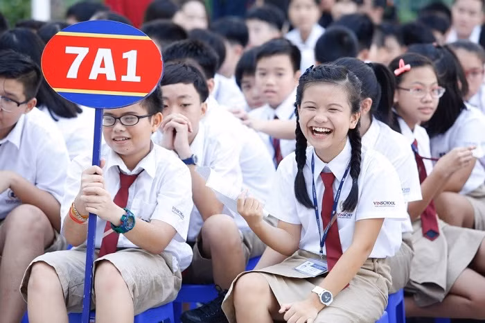 Các em háo hức và rạng rỡ bước vào năm học mới tại ngôi trường mới khang trang, hiện đại.